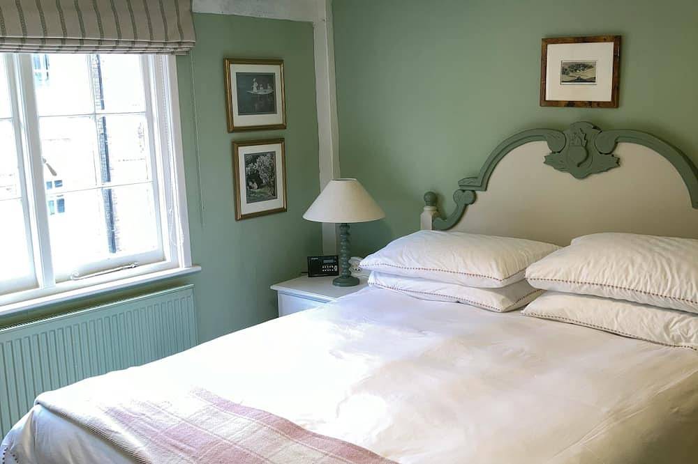 Landgate Cottage is opposite the 14th Century entrance to historic Rye town in Rye, East Sussex