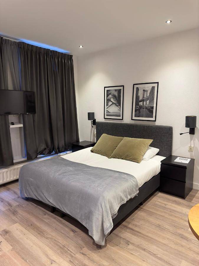 Pension voor 3 personen, with balkon and tuin as well as uitzicht in Nederland