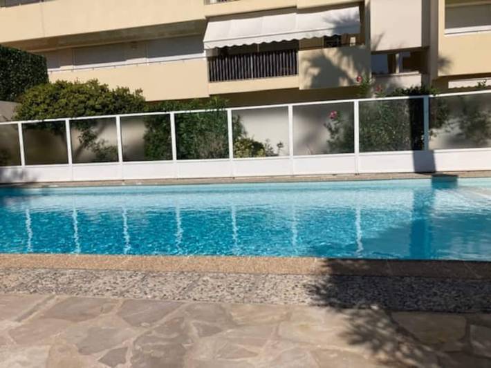 Location de vacances pour 3 personnes, avec terrasse et piscine, adapté aux familles dans Plage de la Salis