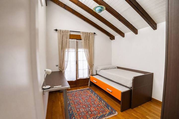 Vacation home with a private pool and garden, a barbecue, and close to beaches. in Puente Arce, Piélagos