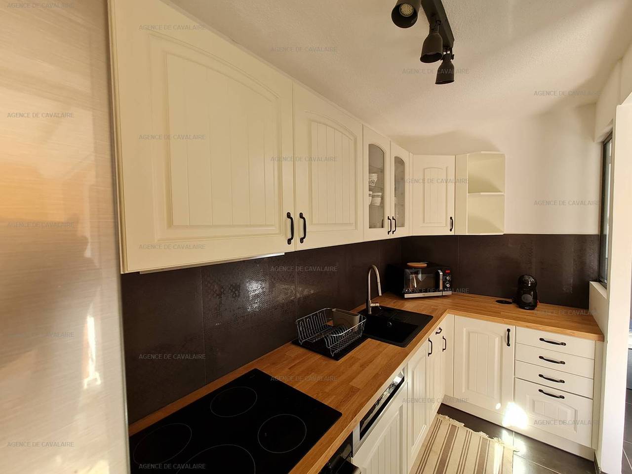 Entire apartment, Renovated 2Br Apartment in Cavalaire: Walk to Beach & Shops, A/C, Terrace with View in Cavalaire-sur-Mer, Draguignan region