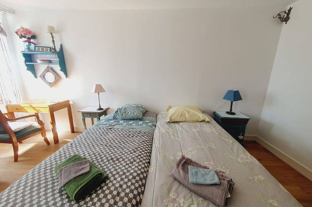 Rent historic house - courtyard - sleeps 5 - Pont-L'Abbé Capital Pays Bigouden in Pont-l'Abbé, Region de Quimper