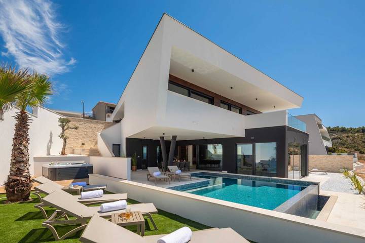 Villa für 10 Personen, mit Sauna und Balkon sowie Garten und Pool in Primosten