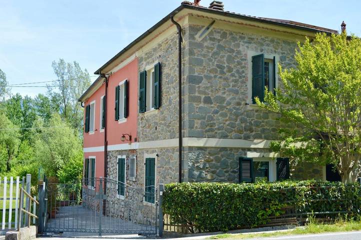 Location de vacances pour 5 personnes, avec vue ainsi que terrasse et piscine, animaux acceptés à Mulazzo