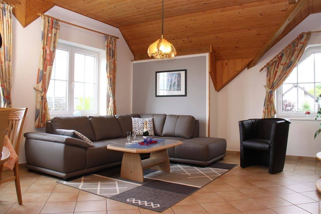 Ganze Ferienwohnung, 5-Bett-Ferienwohnung Dusche/Wc mit Balkon in Habscheid, Eifelkreis Bitburg-Prüm