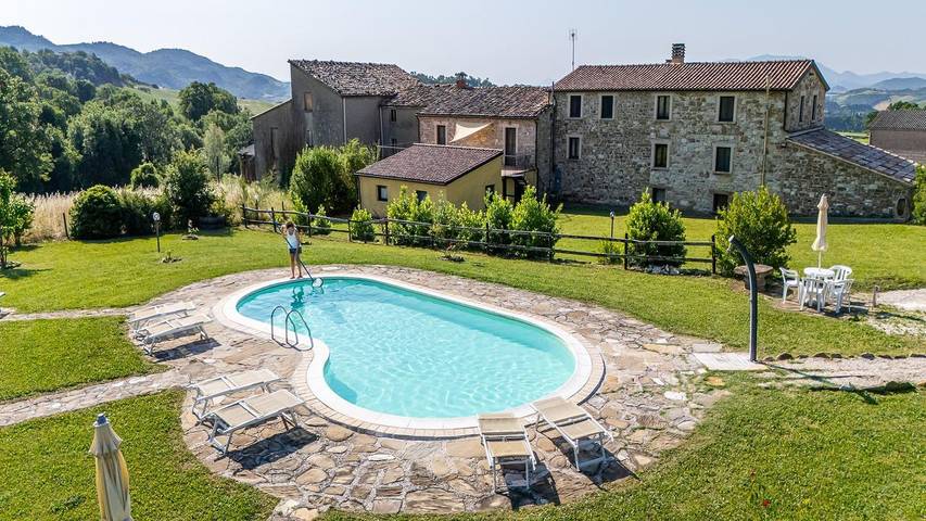 Casa vacanza per 16 persone, con terrazza e piscina nonché giardino, con animali domestici in Carpegna