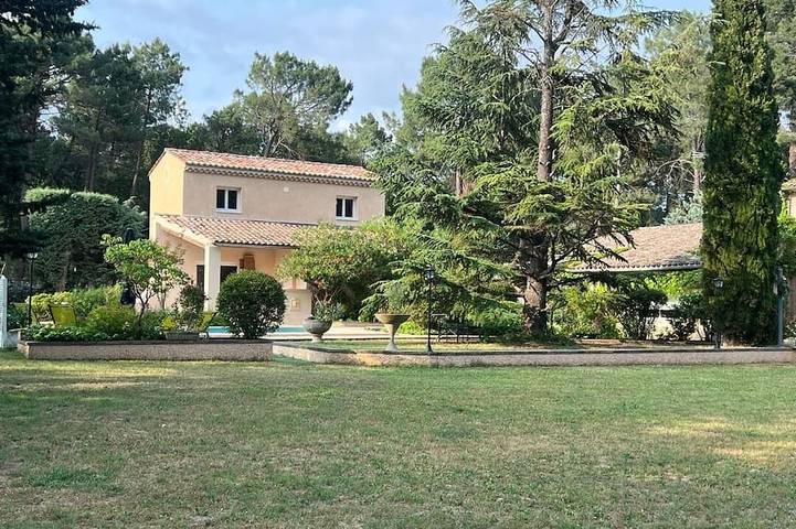 Gîte pour 4 personnes, avec jardin ainsi que terrasse et piscine à Roussillon