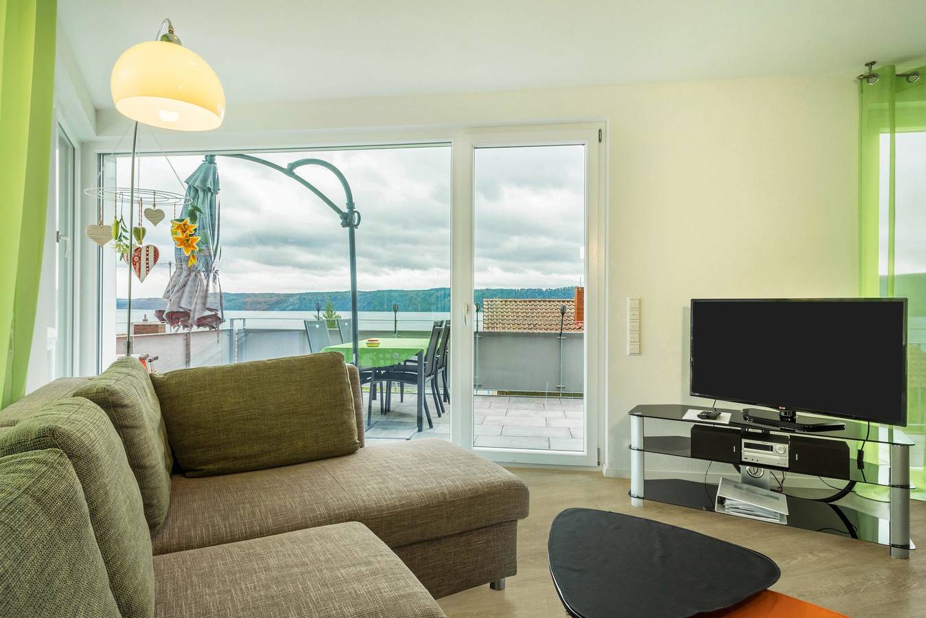 Ganze Wohnung, Fantastische Ferienwohnung "Lilie" mit großem Balkon ( Segelüberdachung ) Traumhafter Seesicht in Sipplingen, Region Bodensee-Oberschwaben