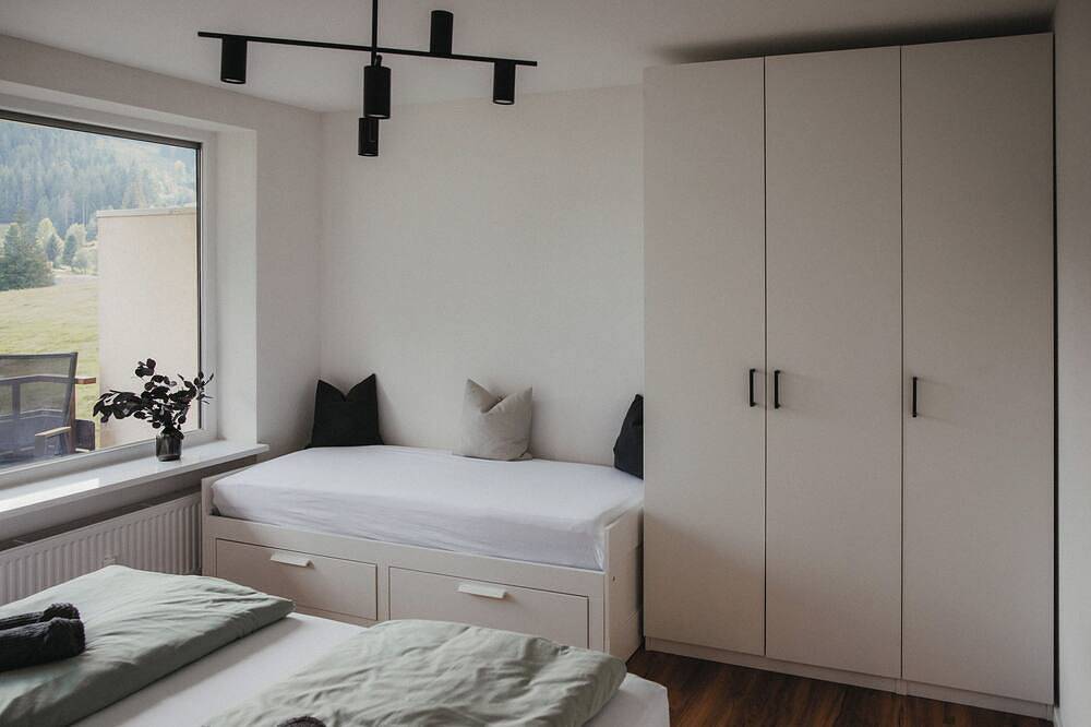 Ganze Wohnung, Modernes Apartment mit Bergblick und 2 Balkonen nähe Skilift, Badesee & Therme. in Suedlicher Schwarzwald, Sankt Blasien