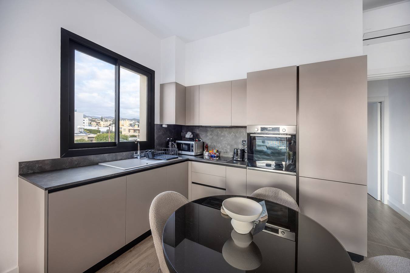 Ganze Wohnung, 203 Piliou — Blick auf die Stadt und Zugang zum Pool auf dem Dach in Limassol, Südzypern