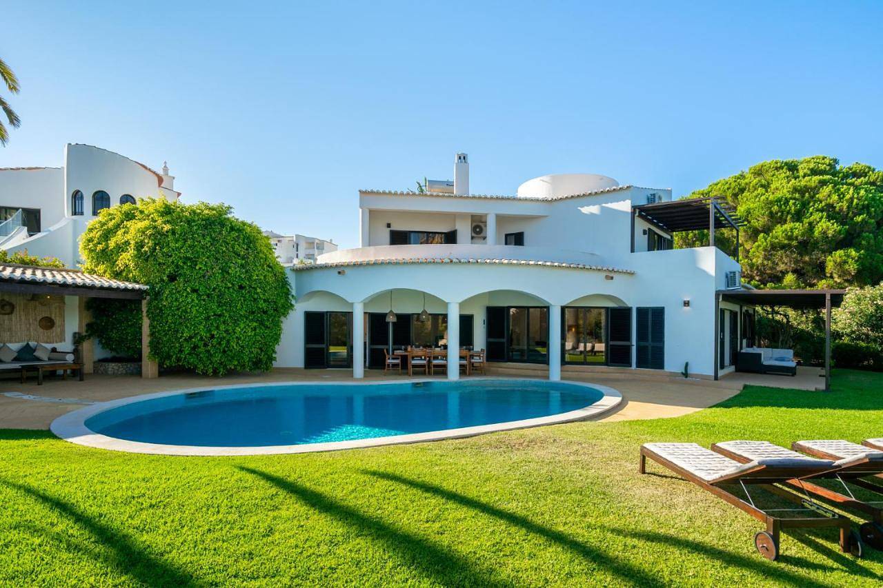 Luxury Private Family Villa with Pool Ac & Parking in Portimão, Distrito de Faro