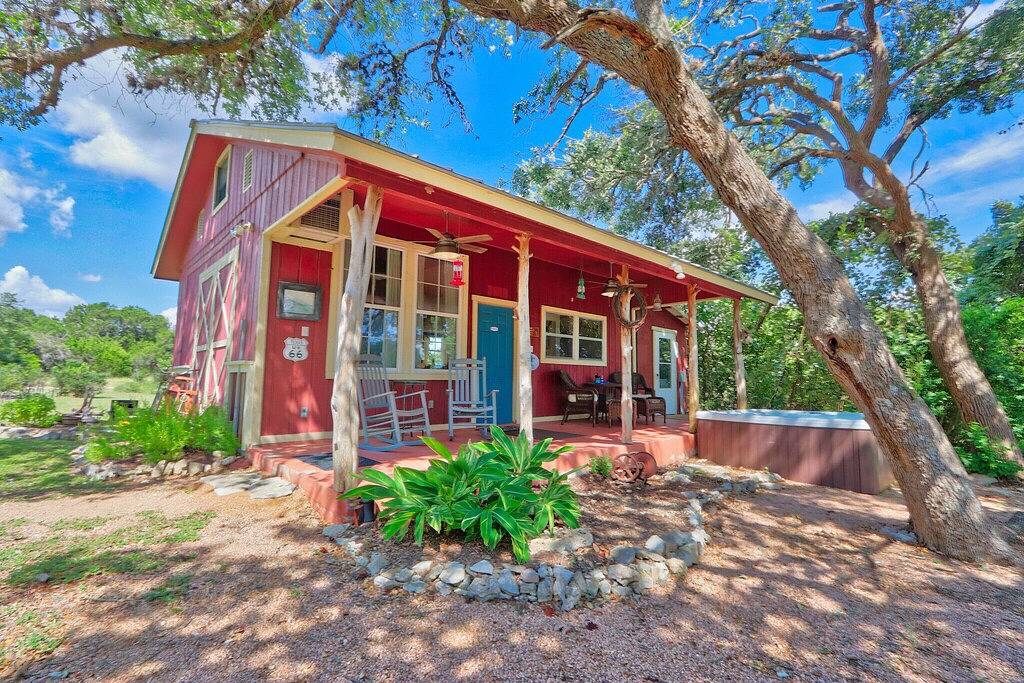 Sunflower Ridge Cabin - Charming Romantic Getaway in Hays County