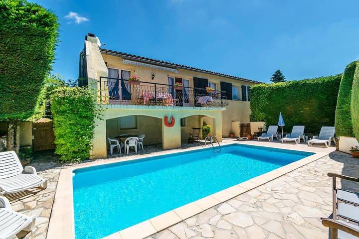 Location de vacances pour 8 personnes, avec terrasse ainsi que piscine et jardin, animaux acceptés à Fontiers-Cabardès