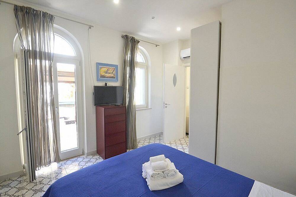 Villa Elicona A: A welcoming apartment situated in a central location, at a short distance from the Cathedral of Ravello, with Free Wi-Fi. in Ravello, Sorrento Coast
