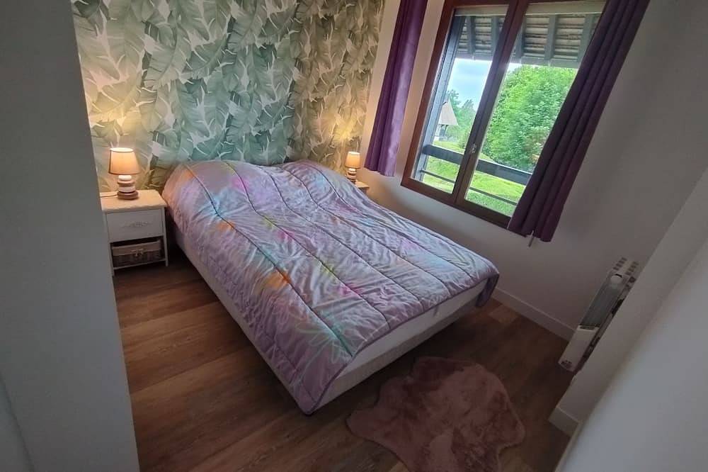 Entire apartment, Two-room apartment with balcony, indoor heated pool - 4 people in Deauville, Lisieux region