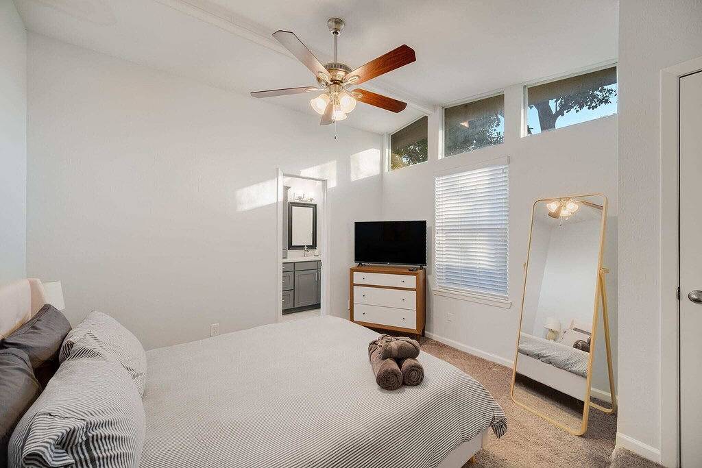 Vibrierendes umgestaltetes Haus mit großem Hinterhof in Irving, Dallas County