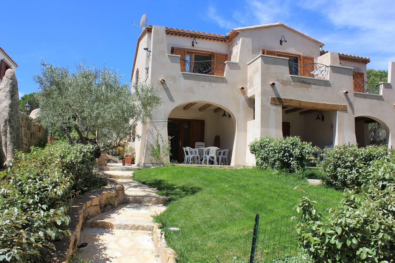 Appartement entier, Appartement « La Corte Degli Ulivi B » avec vue mer, Wi-Fi et climatisation in Spiaggia Sa Mattanosa (Orosei), Orosei