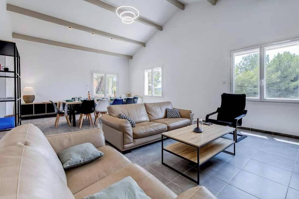 Entire apartment, Spacious Countryside Villa with Heated Pool – Peaceful & Family-Friendly in Velaux, Aix-en-Provence region