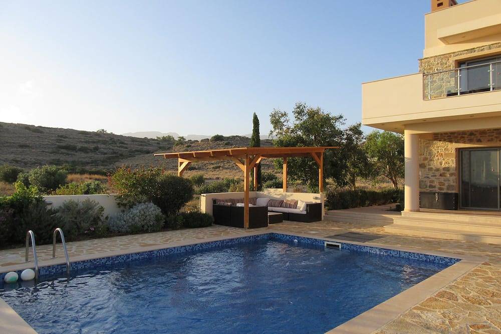 Verjongen familie en vrienden in Stunning Villa Estia - dicht bij het strand en taverna's. in Zuid-Kreta