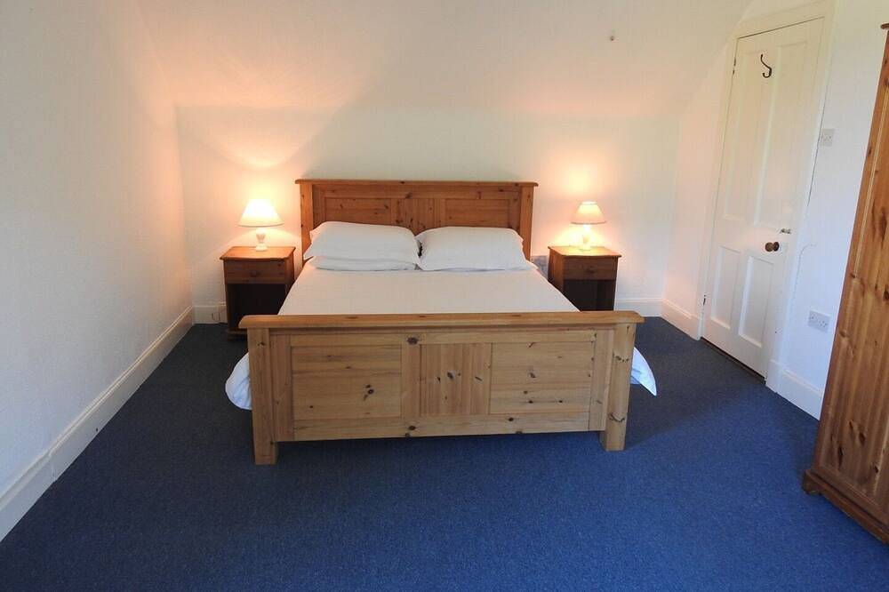 Cosy Traditional Croft House, close to white sandy beaches. in Highlands