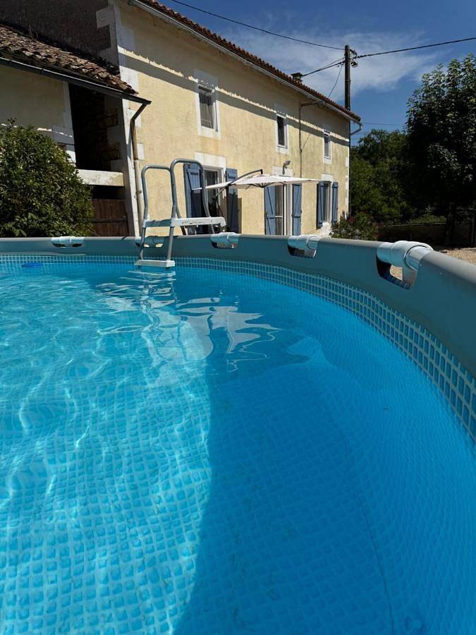 Location de vacances pour 13 personnes, avec piscine et jardin à Saint-Macoux - 2