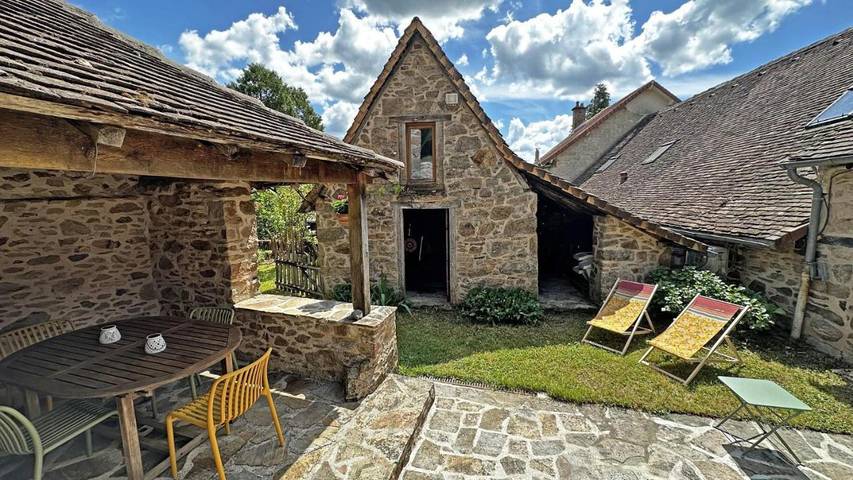 Location de vacances pour 4 personnes, avec jardin à Château-Chervix