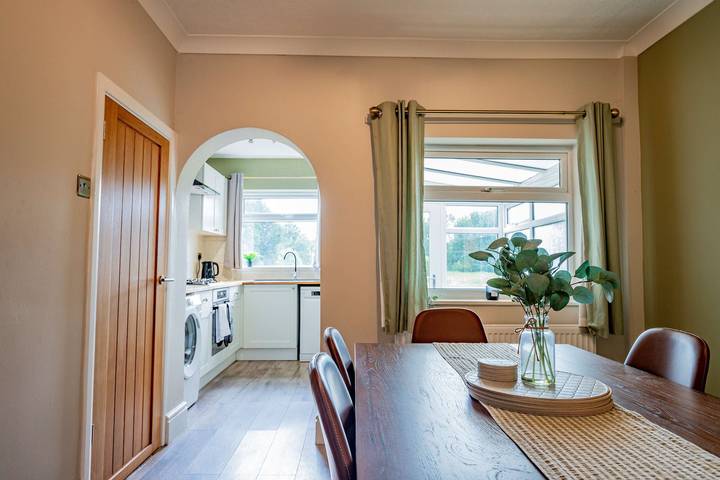 Host & Stay | Mayfield House in Alton Towers Theme Park, Derbyshire