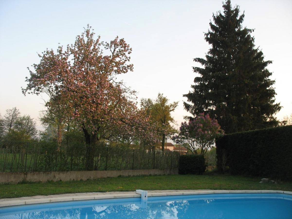 Appartement entier, Two-Bedroom Apartment in Valeille, Montbrison