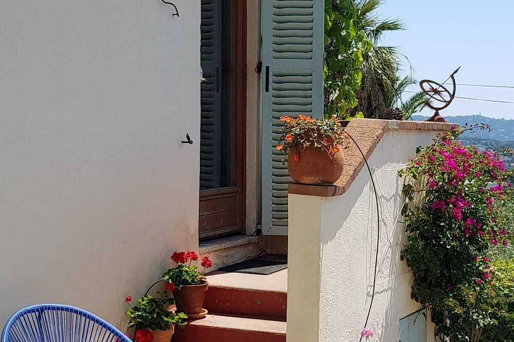 Côte d'Azur - Near Cannes, detached, charming holiday home with sea views in Mougins, Cannes region