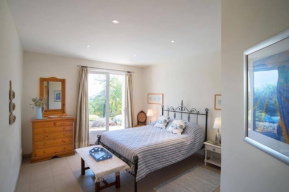 Beautifully Finished House, Modern Interiors, Private Heated Pool & Fabulous Location near Martel! in Martel, Lot