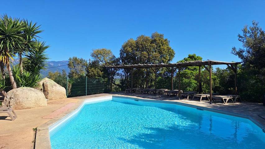 Appartement de vacances pour 5 personnes, avec jardin ainsi que vue et piscine