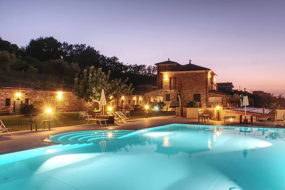 Farmhouse with infinity pool. Ideal for groups. in Perdifumo, Cilento Coast