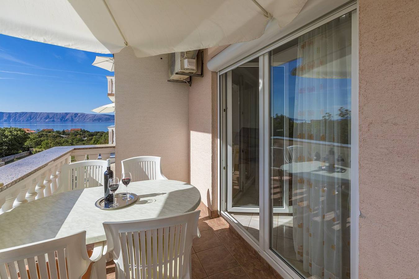 Ganze Wohnung, Hundefreundliches Apartment nur 470 Meter zum Strand mit Babybett und Meerblick in Povile, Primorje-Gorski Kotar