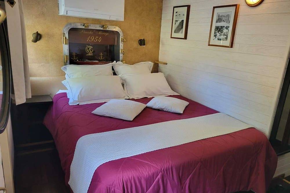 Péciche d'hôtes ' \"Mirage\"- Cabine Caravelle in Carcassonne, Carcassonne region
