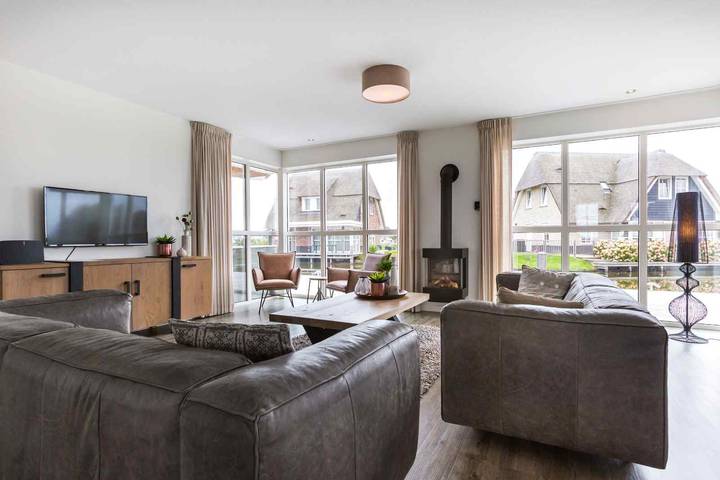 Luxuriöse Villa für 10 Personen mit Sauna am Tjeukemeer in Friesland in Delfstrahuizen, Friesland