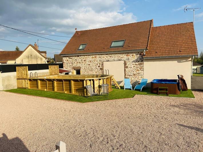 Gîte pour 6 personnes, avec Jacuzzi et Terrasse ainsi que Jardin et Piscine