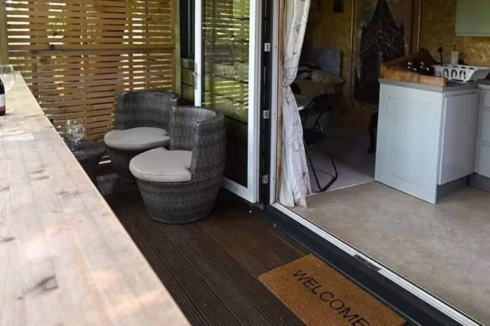Parry’s hideaway, cosy little cabin by the stream, listening to the birds. in Exmouth, Devon