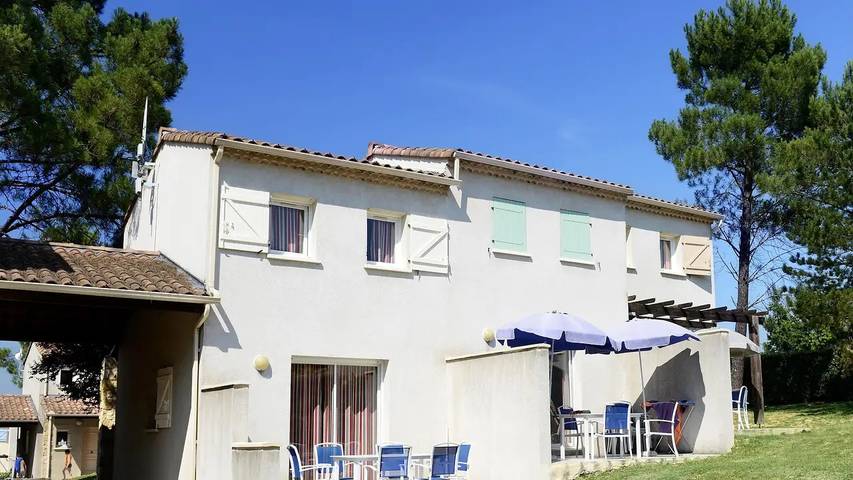 Gîte pour 7 personnes, avec jardin et piscine, animaux acceptés à Salavas