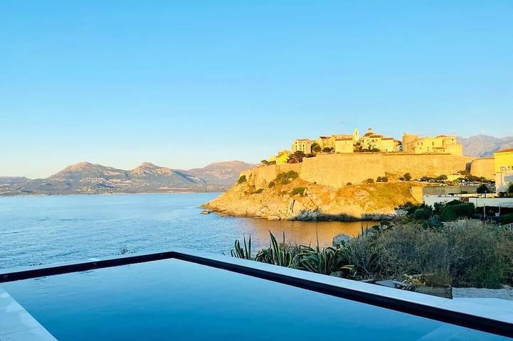 Location de vacances pour 6 personnes, avec piscine ainsi que jardin et balcon à Calvi
