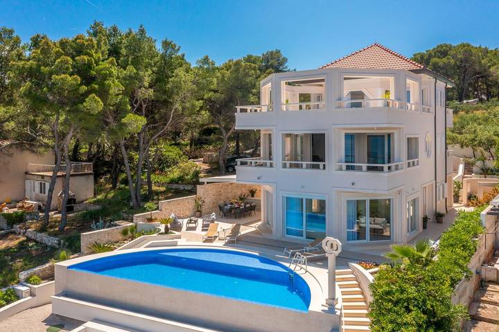 Villa pour 8 personnes, avec terrasse et jardin à Sutivan