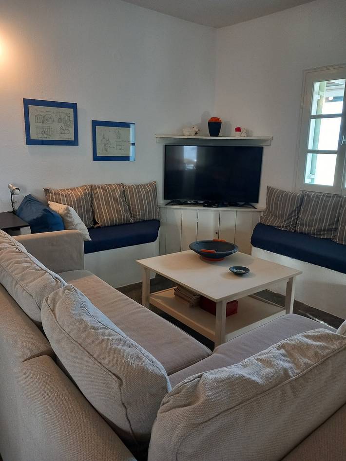 Casa vacacional 'The Pepper Tree Villa Swimming' con vistas al mar, Wi-Fi y aire acondicionado in Paros