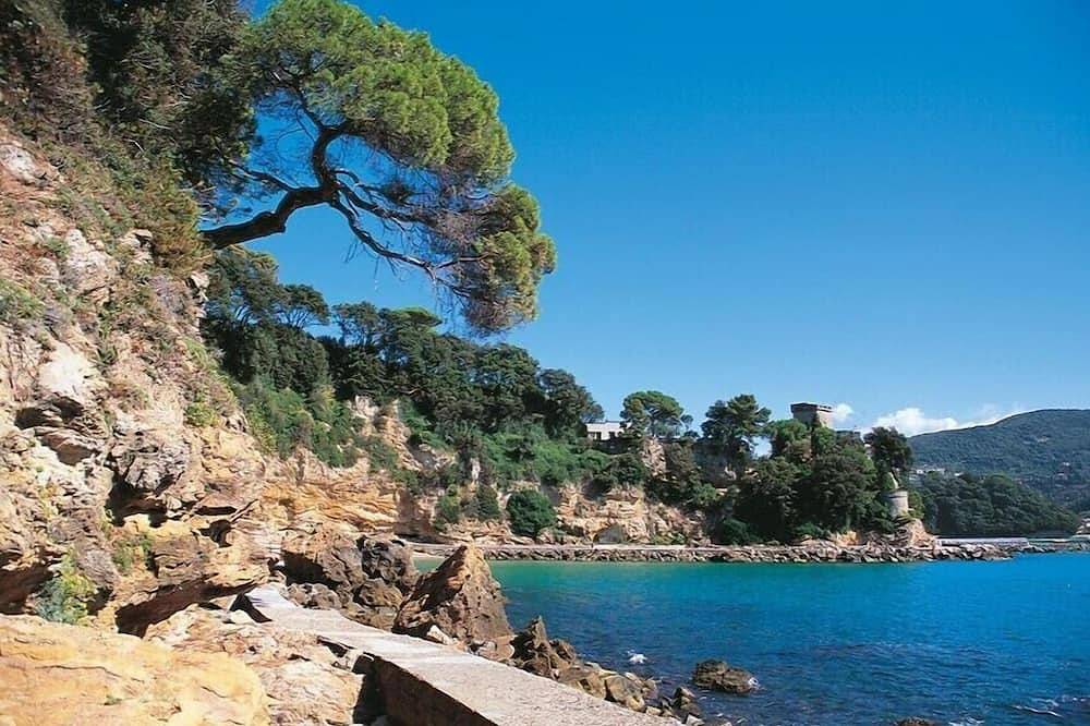 Entire apartment, Idyllic air-conditioned apartment with private garden, by the sea in San Terenzo, Lerici Municipality