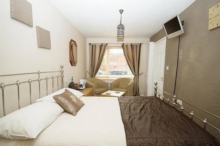Professional Bed & Breakfast en-suite double rooms £80 per night per room. in Warwick, Warwickshire
