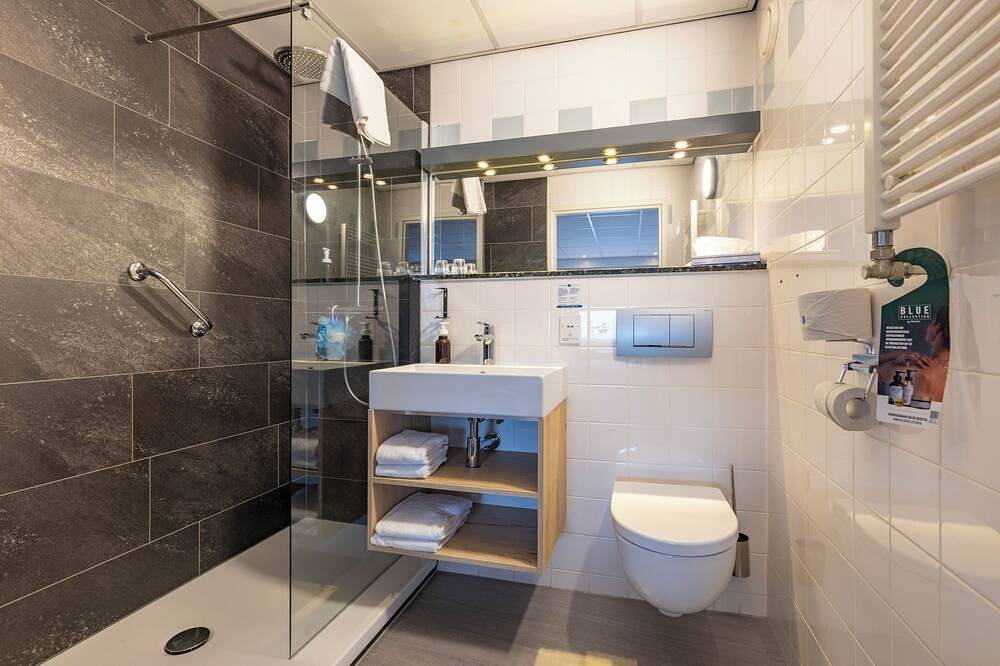 Lakeside Lodging with Bike Rentals, Canoe Launch and Gourmet Restaurant in Loosdrecht, Groene Hart