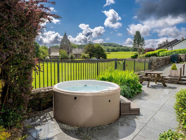 Holiday home for 8 people, with hot tub and garden in the Lake District