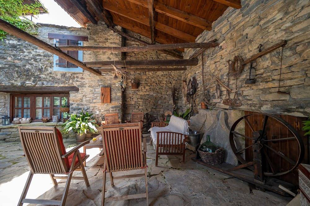 Entire apartment, Apartment 'Albar' with Mountain View, Shared Pool and Wi-Fi in Lardiés, Fiscal