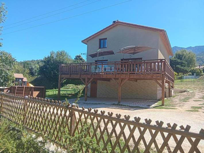 Gîte pour 12 personnes, avec Terrasse et Jardin ainsi que Piscine et Vue à Fillols