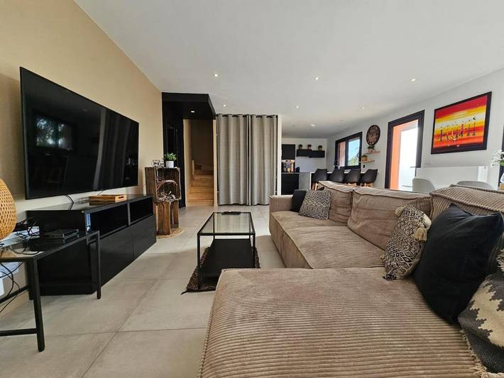 Location de vacances pour 8 personnes, avec Balcon ainsi que Terrasse et Jardin à Irigny