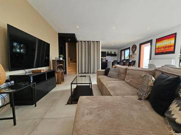 Location de vacances pour 8 personnes, avec jardin à Irigny