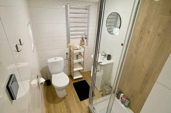 Ganze Wohnung, Cozy studio in tranquil Trenčiansky kraj with Ac comfort in Priwitz, Trentschiner Landschaftsverband